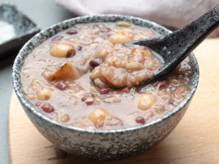 忆鹿|糙米莲子粥,
40分钟后，清香的糙米莲子粥就完成了。