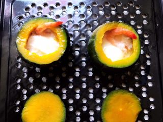 鹌鹑蛋鲜虾贝贝小南瓜盅 