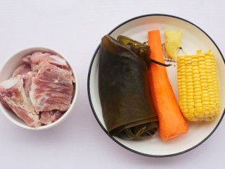 玉米海带筒骨汤,准备材料
①猪筒骨    400g
②海带     1根
③胡萝卜  1根
④玉米     大半根
⑤姜          3片
⑥食盐    适量