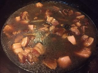 #农品堂亚麻籽油试吃#鹌鹑蛋烧肉,加入五花肉翻炒出油脂淋入酱油翻炒均匀
